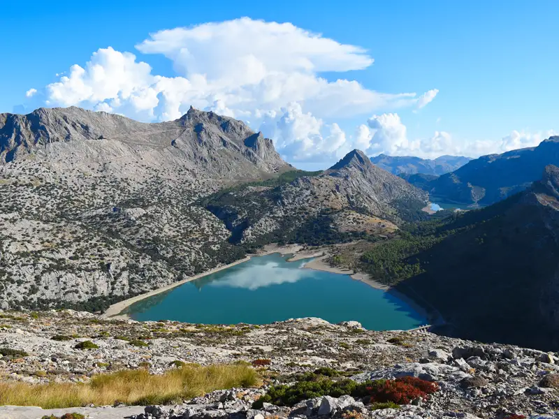 Panoramablick auf den Cúber-Stausee und die umliegende Berglandschaft der Tramuntana.