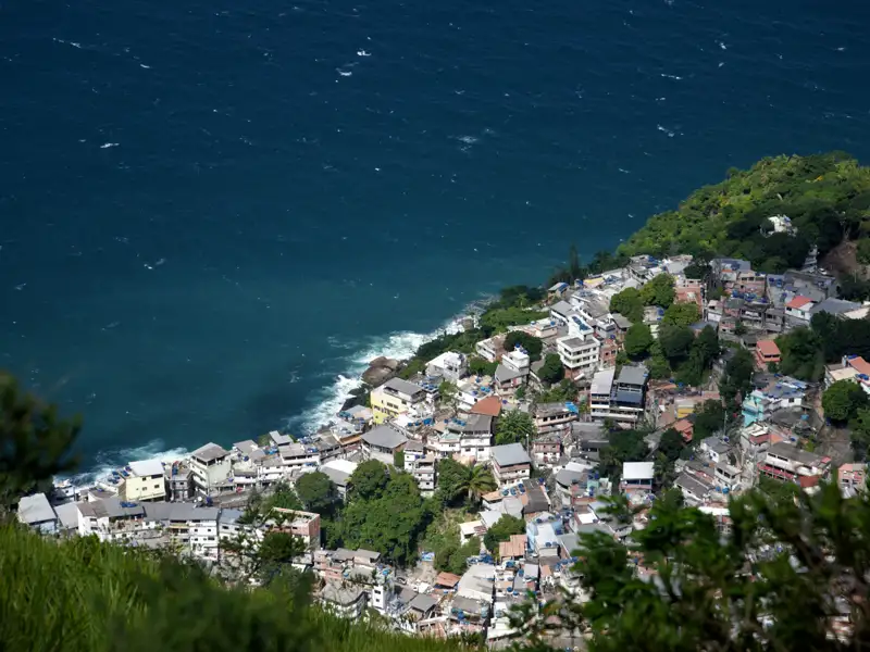 Favela an der Küste