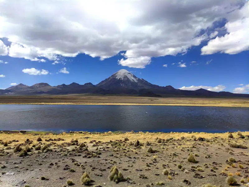 See und schneebedeckter Berg
