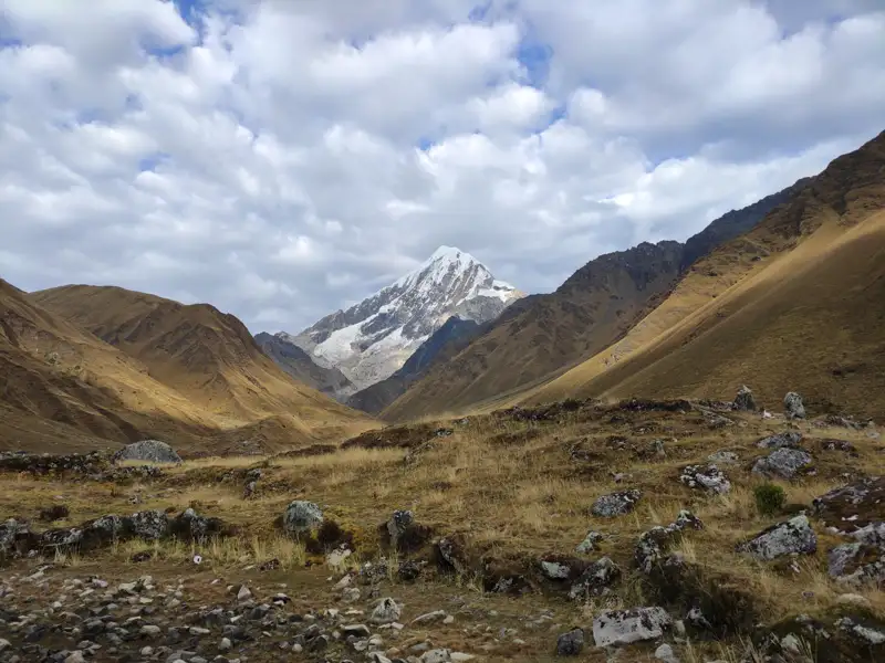 Schneebedeckter Berggipfel in den Anden.