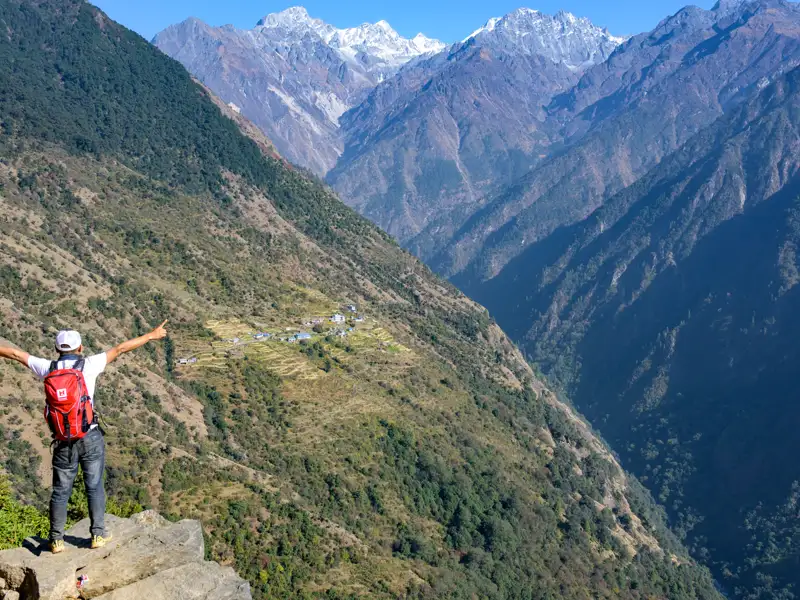 Wanderer genießt den Ausblick auf ein Himalaya-Tal.