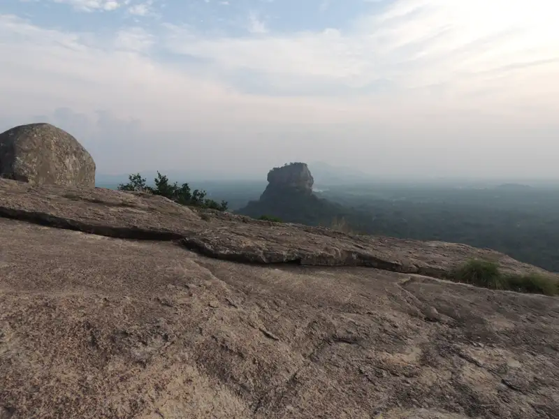 Panoramablick vom Pidurangala Rock auf den historischen Sigiriya Felsen.