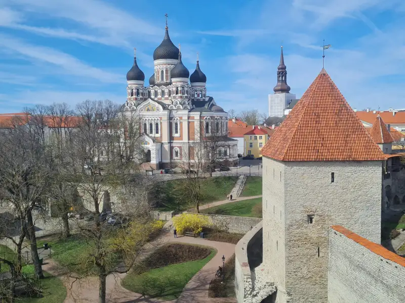 Alexander-Newski-Kathedrale und Stadtmauer in Tallinn.