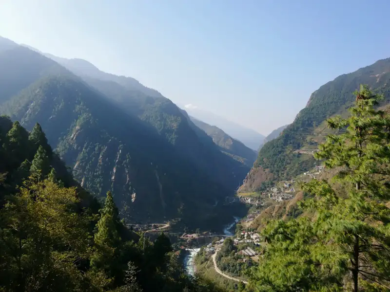 Talblick im Himalaya mit Fluss und Dorf.