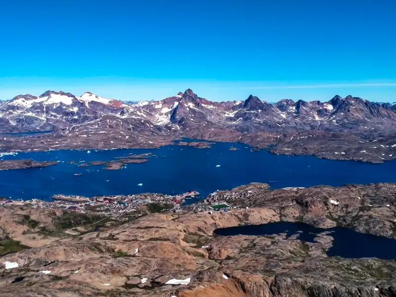 Arktische Landschaft mit Eisbergen und schneebedeckten Bergen.