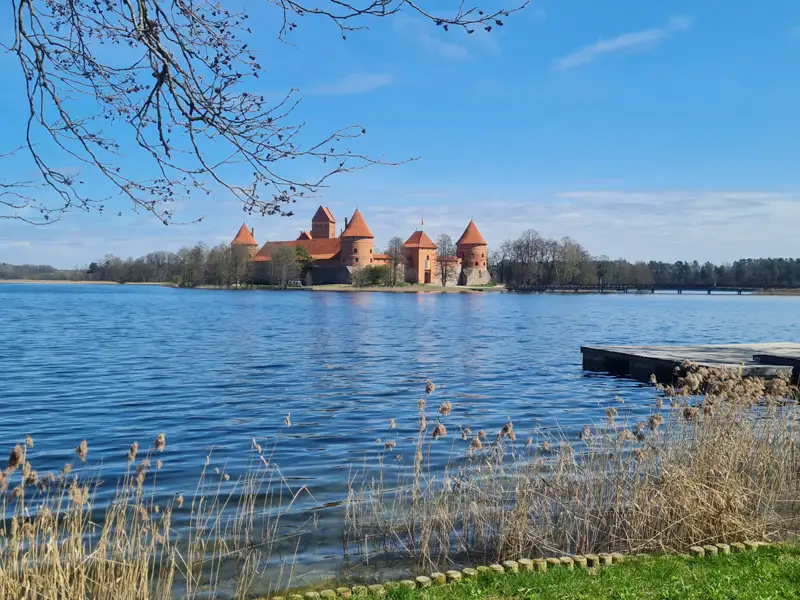 Die historische Trakai Wasserburg, gelegen auf einer Insel im Galvė-See.