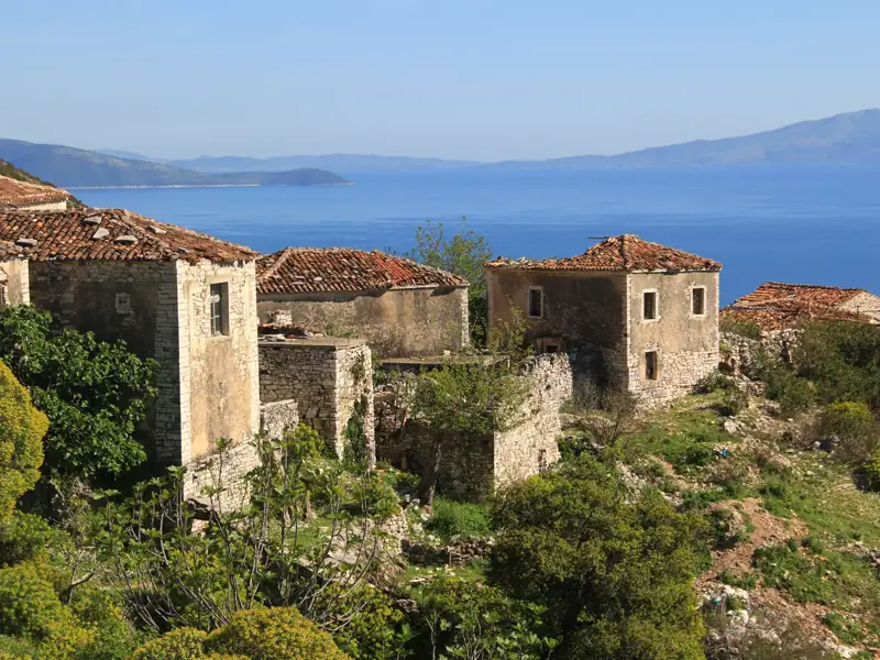 Verfallene Steingebäude an der Küste mit Meerblick.