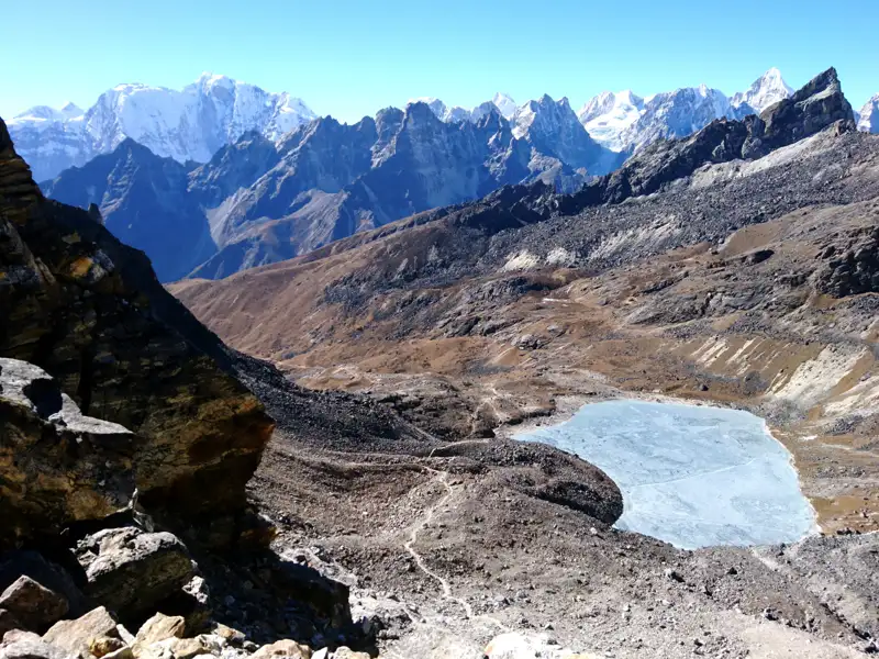 Panoramablick auf einen gefrorenen Bergsee im Himalaya-Gebirge.