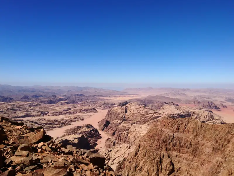 Panoramablick auf eine Wüstenlandschaft.