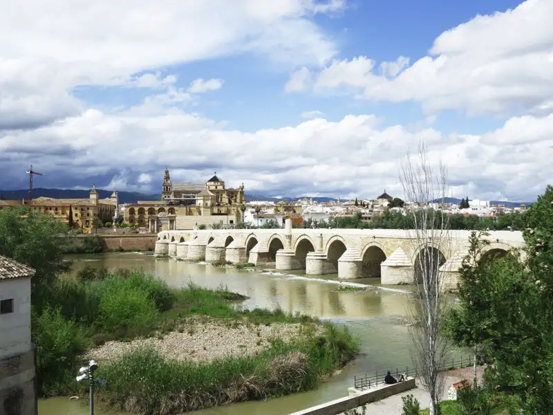 Römerbrücke und Mezquita-Kathedrale in Córdoba, Spanien.