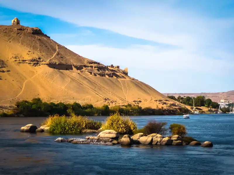 Nilufer mit Grabmal und Vegetation.