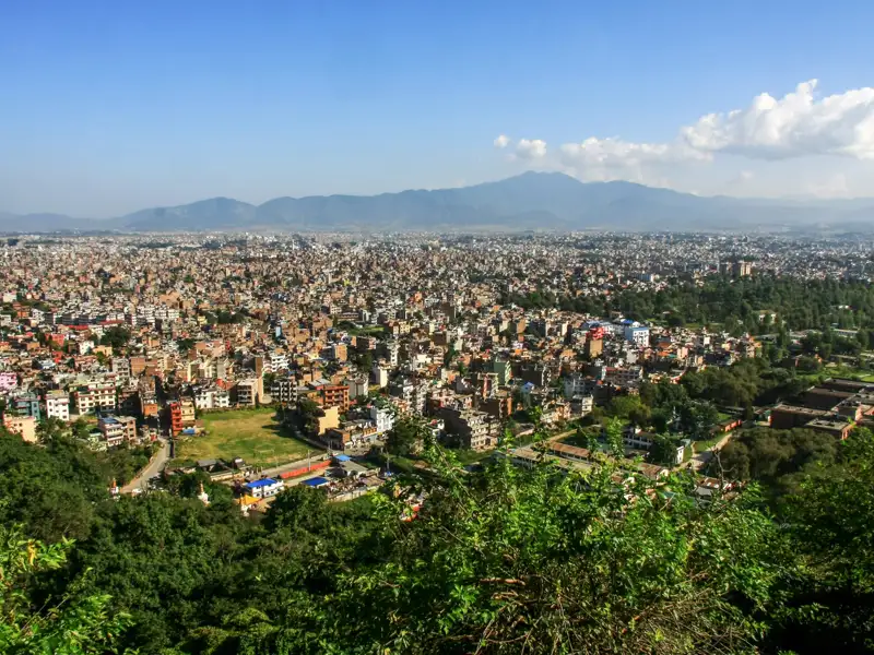 Panorama von Kathmandu mit Gebäuden und Bergen im Hintergrund.