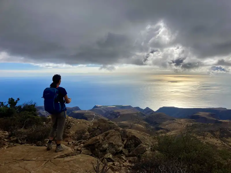 Wanderer auf einem Aussichtspunkt mit Blick auf das Meer und die Küste.