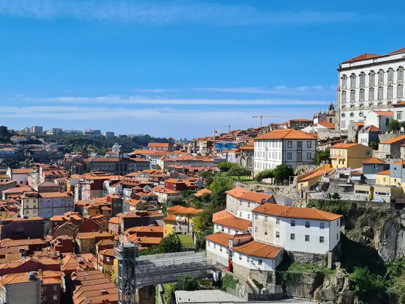 Panoramablick auf die Stadt Porto mit roten Ziegeldächern und historischen Gebäuden.