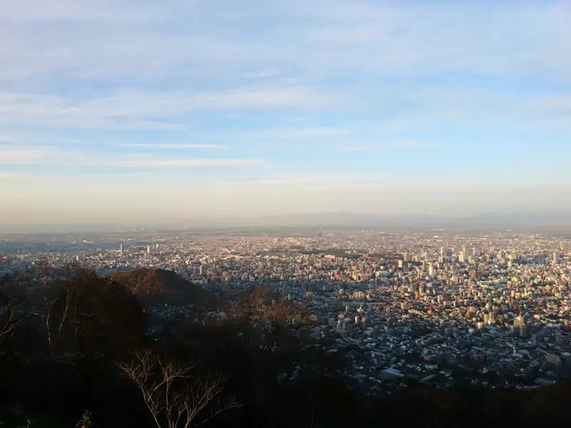 Aussicht auf die Stadtlandschaft vom Aussichtspunkt.