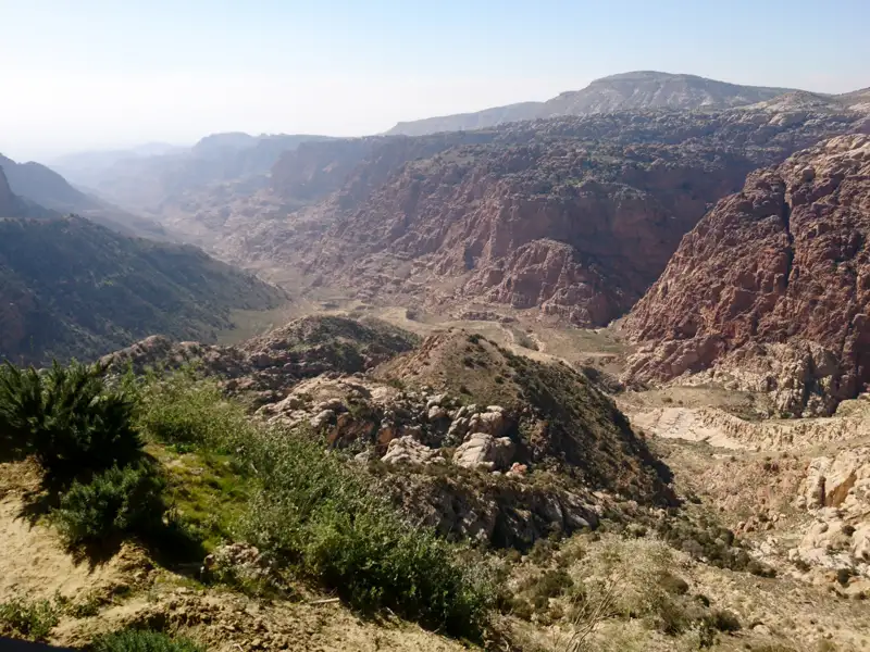 Felsige Landschaft mit Talblick.