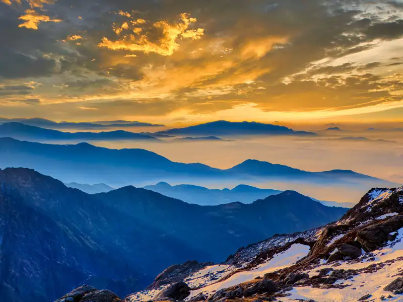 Sonnenaufgang über den Bergen mit Blick auf die Bergketten.
