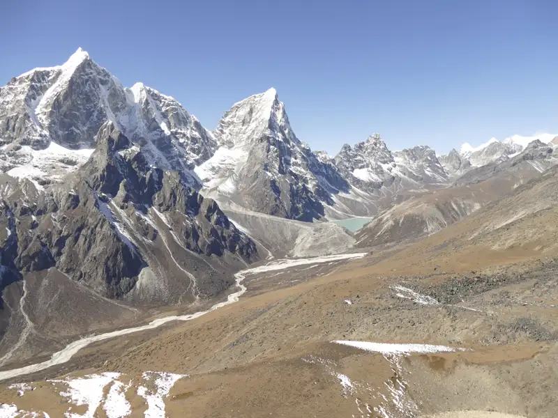 Himalaya Gebirgslandschaft mit Schneebedeckten Gipfeln und Tälern.