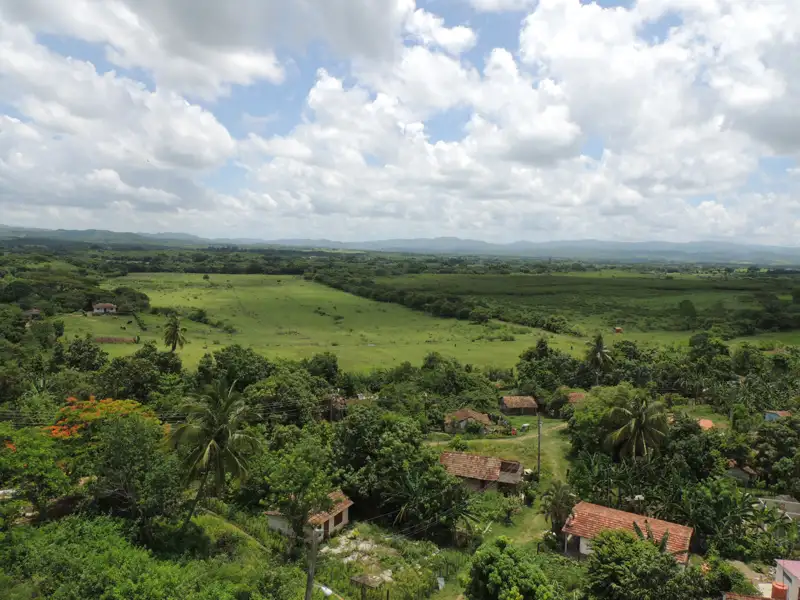 Ländliche Landschaft mit Feldern und Häusern.