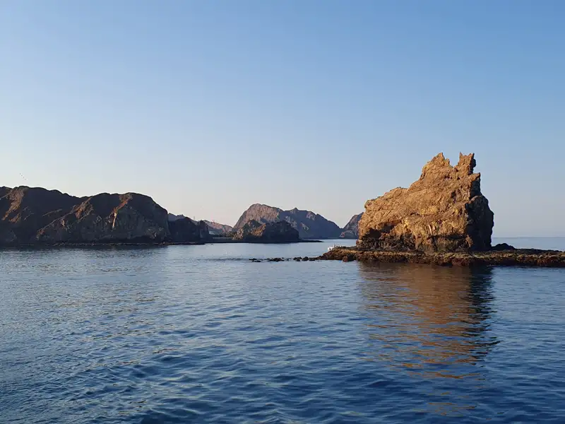 Felsige Küstenformation im Meer.