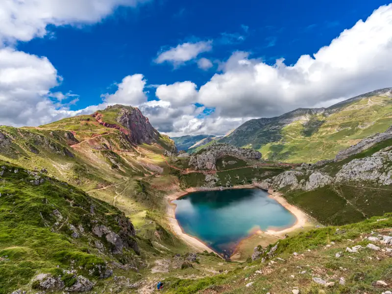 Panoramablick auf einen Bergsee in den Bergen.