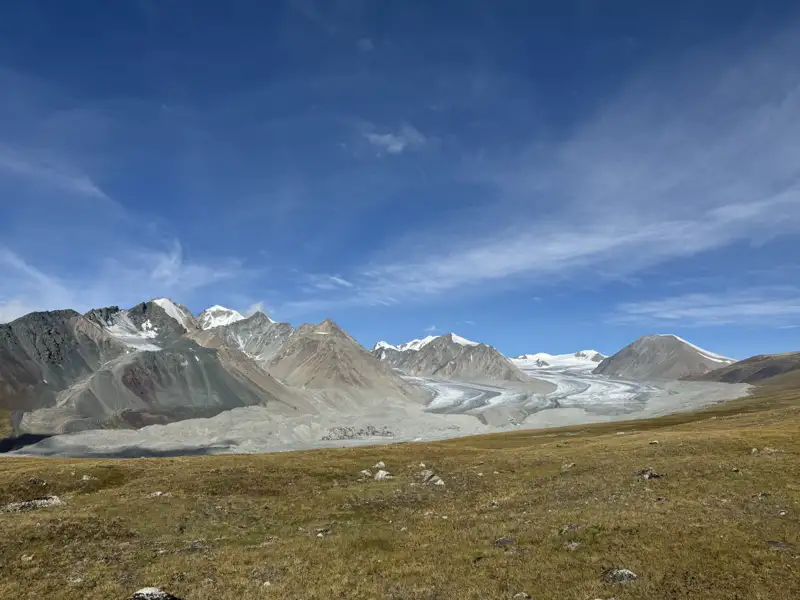 Panoramablick auf einen Gletscher und schneebedeckte Berge.