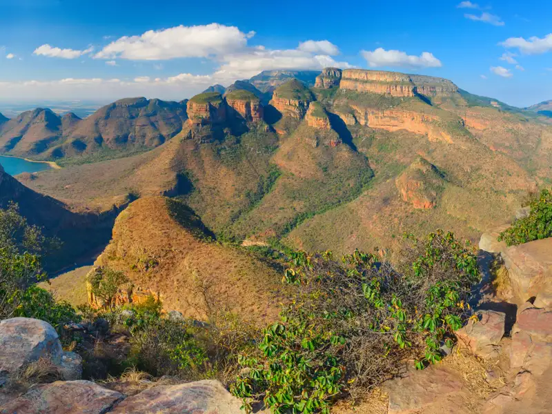Panoramablick über die Schluchten und Berge.