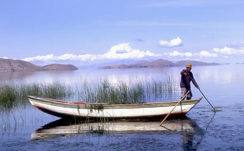 Mann in einem Boot auf einem See