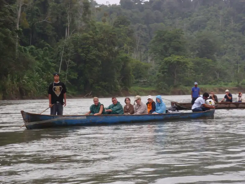 Kanufahrt durch den Regenwald.