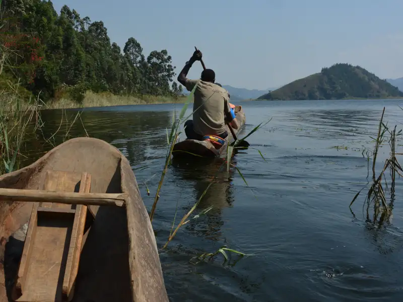 Traditionelle Einbaumfahrt auf einem ruhigen See.