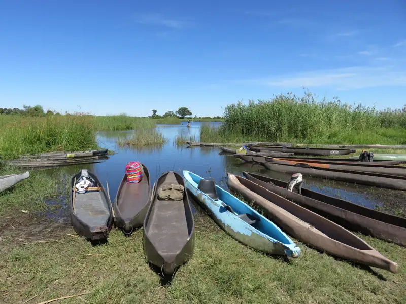 Traditionelle Kanus, bereit für eine Flussfahrt.