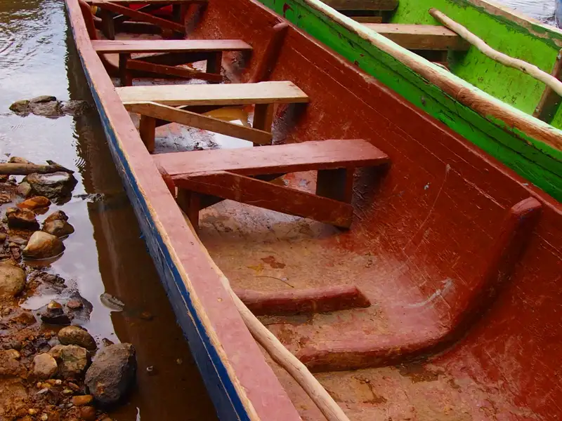 Traditionelles Einbaumboot am Flussufer.