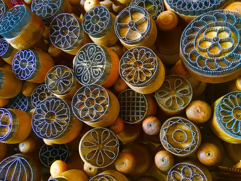 Nahaufnahme von traditionellen Holzstempeln mit verschiedenen eingearbeiteten floralen Mustern.