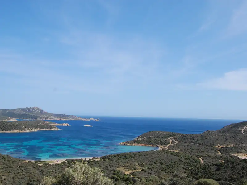 Türkisfarbenes Wasser und Küstenlandschaft.