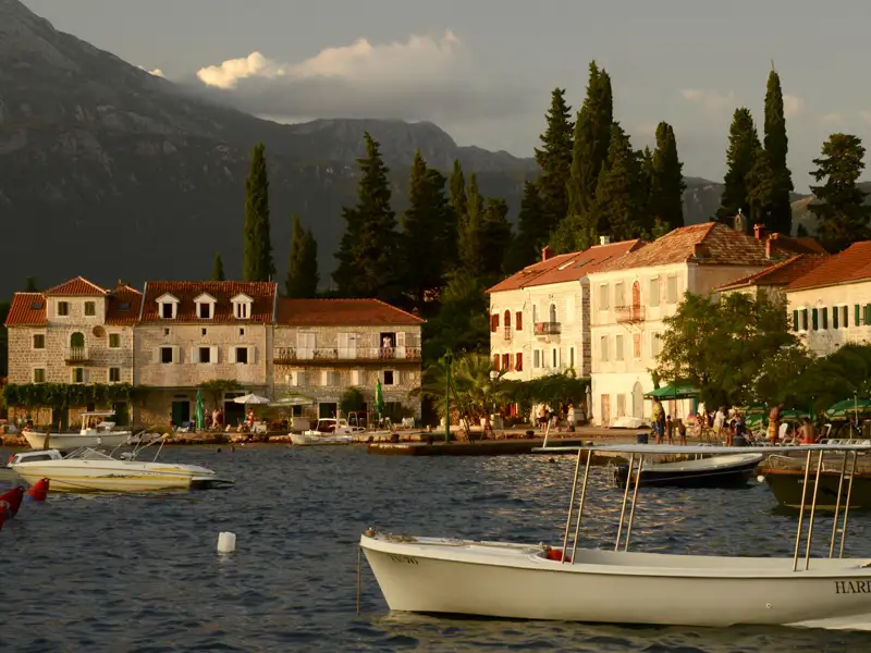 Hafenstadt an der Küste mit Booten und traditionellen Gebäuden.
