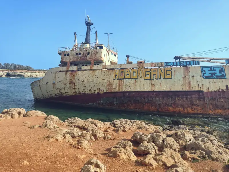 Verrostetes Schiffswrack im flachen Wasser