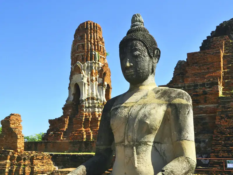 Historische Stätte von Ayutthaya: Buddha-Statue und Tempelruine