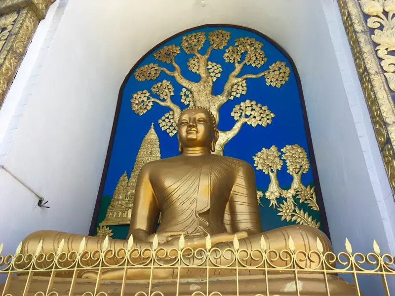 Goldene Buddha-Statue in einem Tempel.