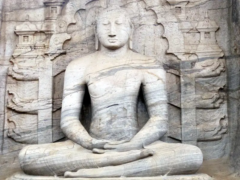 Historische Buddhastatue aus Stein in der Felstempelanlage Gal Vihara in Polonnaruwa.