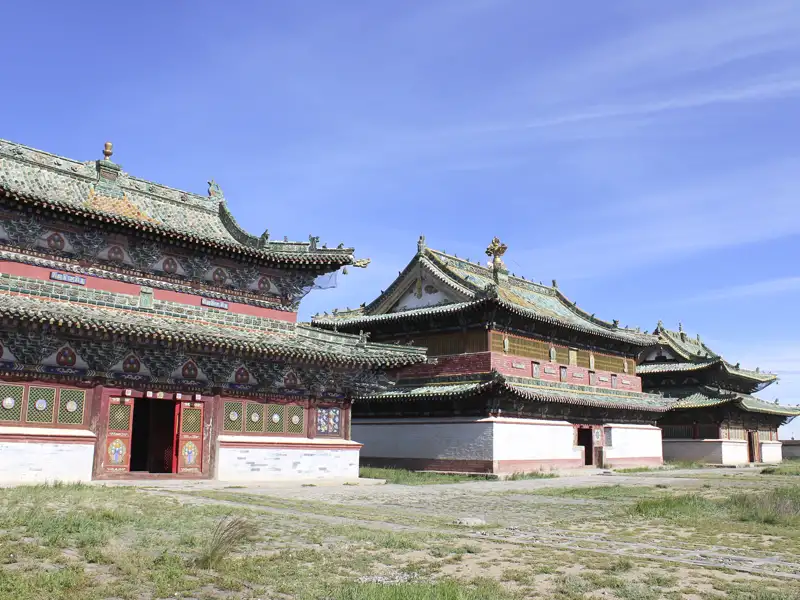 Historische Klosteranlage in der Mongolei mit detailreichen Verzierungen.