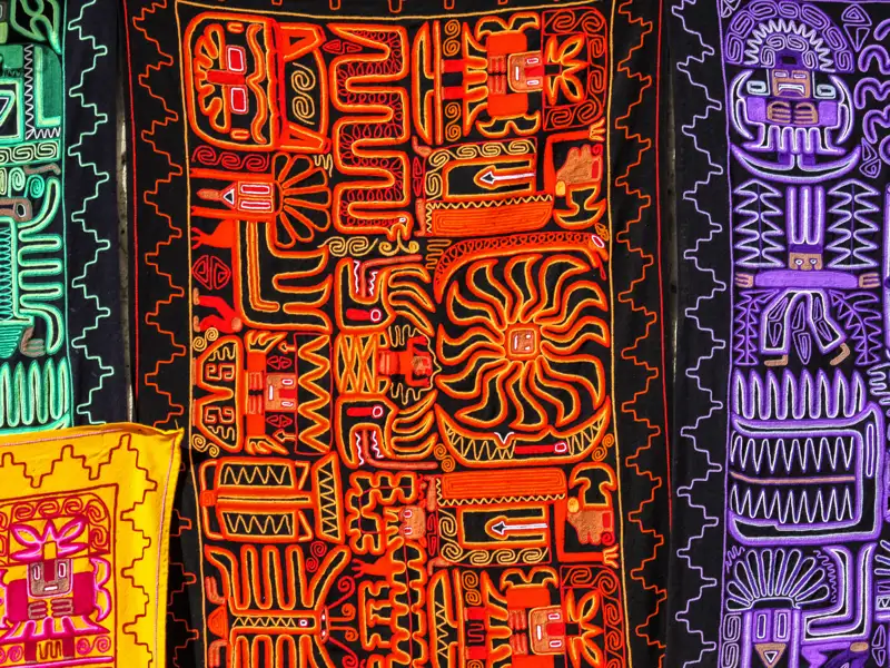 Handgefertigte Textilien mit traditionellen Mustern und Symbolen.