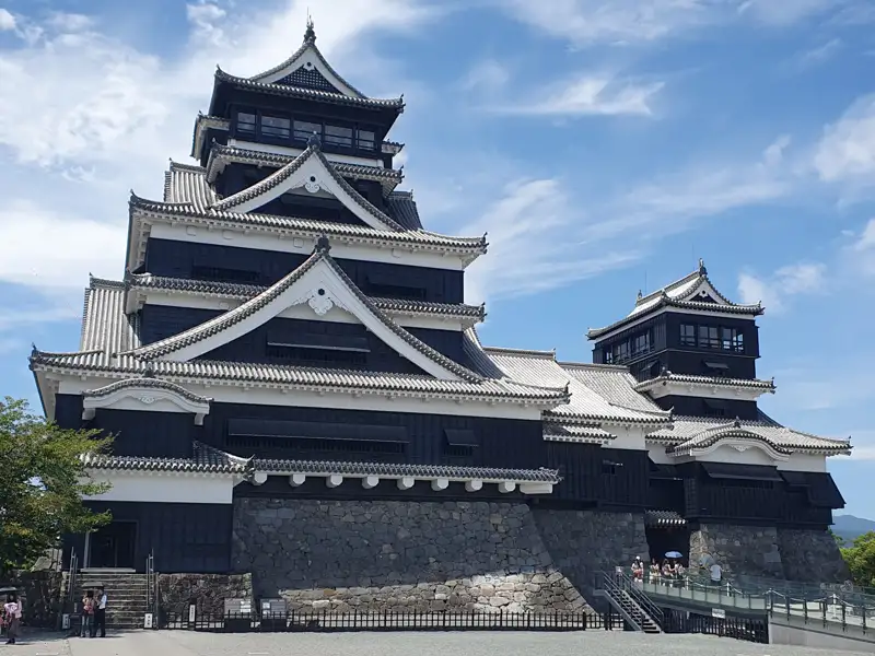 Historische Burg mit schwarzer und weißer Fassade.