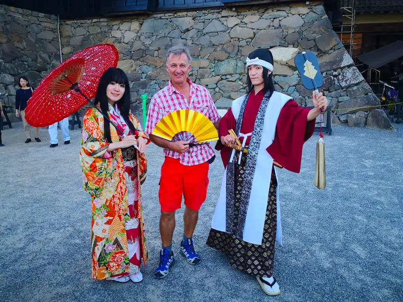 Tourist trifft auf japanische Kultur: Foto mit Personen in Kimono und Samurai-Kostüm.