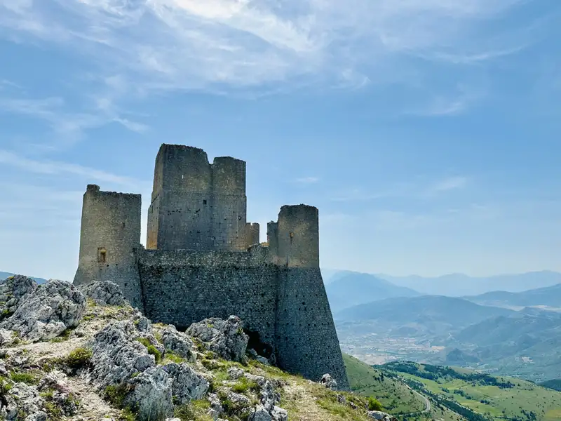 Ruine einer historischen Burg auf einem Berg.