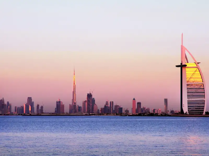 Skyline von Dubai mit Burj Khalifa und Burj Al Arab bei Sonnenuntergang.