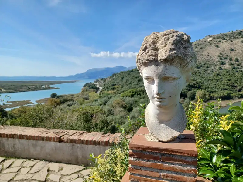 Eine antike Büste mit Blick auf die Landschaft von Butrint.