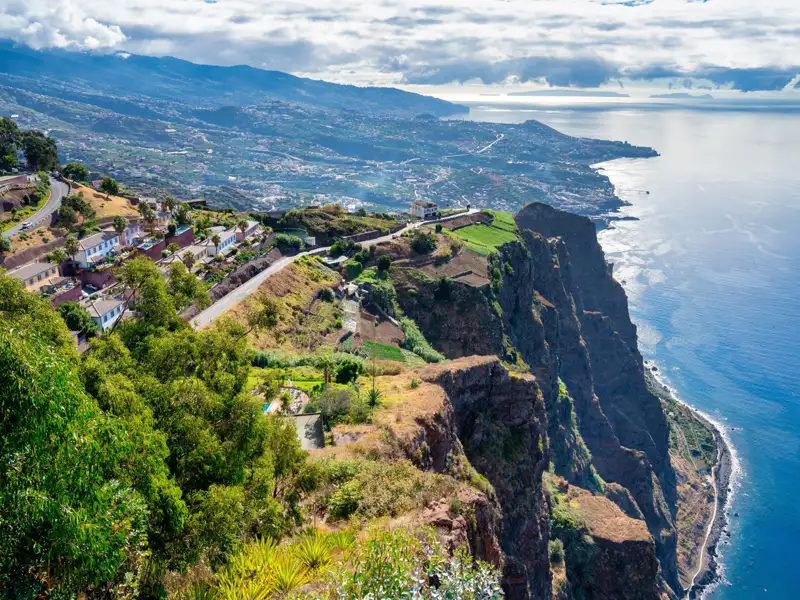 Dramatische Steilküste mit Blick auf den weiten Ozean und die grüne Küstenlandschaft.