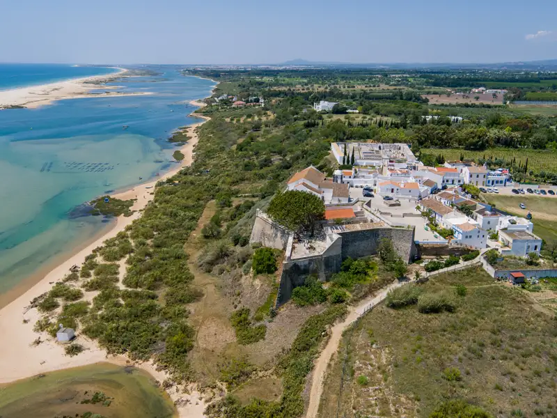 Luftbild der historischen Festung Cacela Velha an der Algarveküste. Die Festung überblickt die Ria Formosa, eine  einzigartige Lagunenlandschaft.