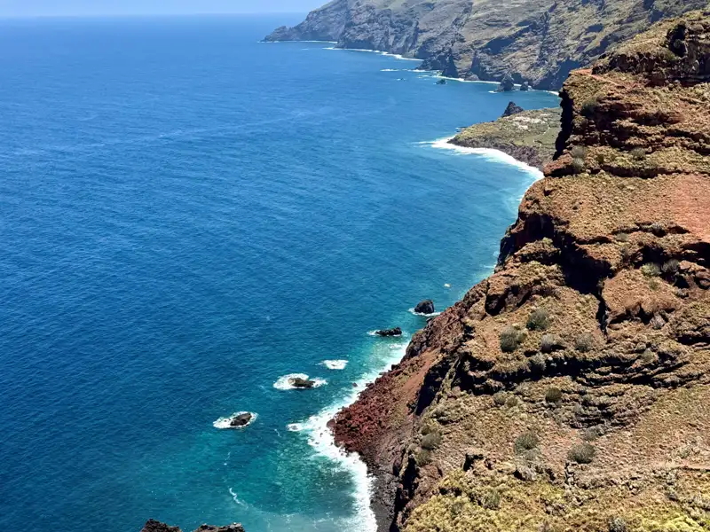 Felsige Küstenlinie mit Blick auf das Meer.