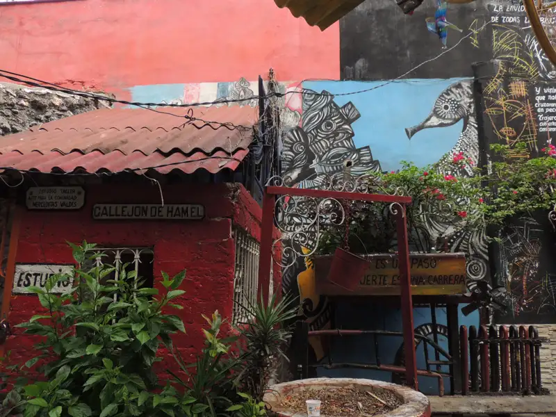 Kathedrale auf einem Platz, blauer Pickup-Truck im Vordergrund.